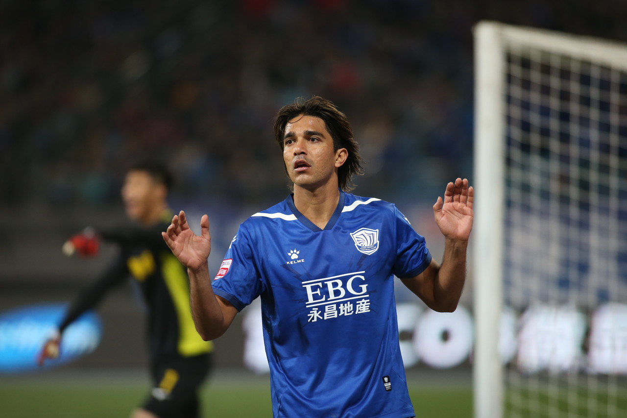 开云体育平台-38岁中超旧将想复出踢跨洲附加赛，玻利维亚主帅婉拒：一年没踢球